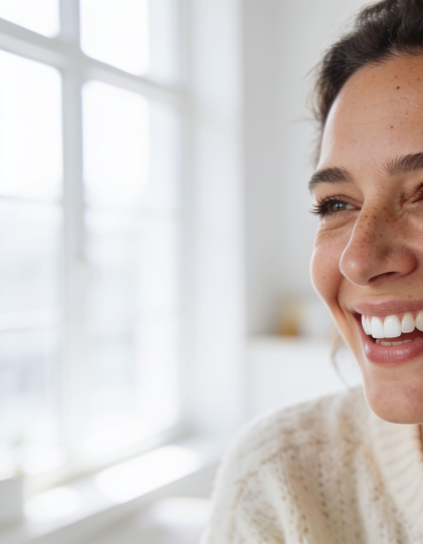 Paciente sonriendo con naturalidad tras su tratamiento en Estetic Dent